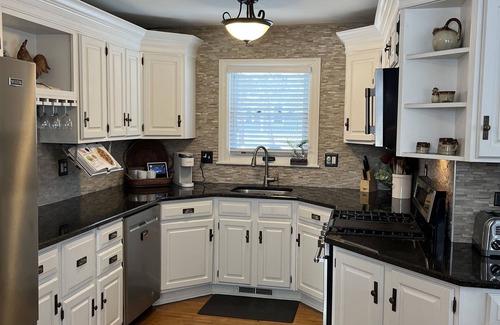 Richmond House | Charming home, walk to The District, dining & shops: Lake Geneva only 12 miles!