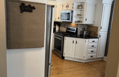 Richmond House | Charming home, walk to The District, dining & shops: Lake Geneva only 12 miles!