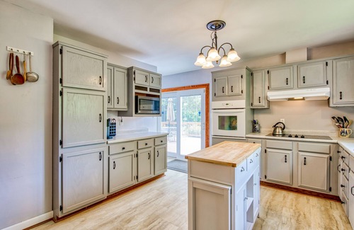 Alexander House | Charming home with fireplace, central AC, washer/dryer, & fast WiFi