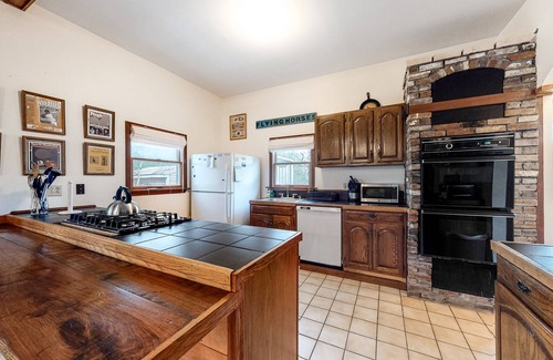 East Chop House | Charming Home with High-Speed WiFi, Washer/Dryer, Furnished Deck, & Gas Grill