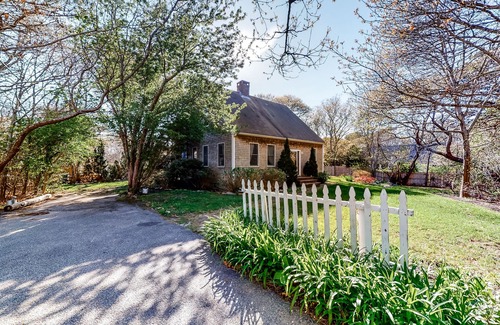 East Chop House | Charming Home with High-Speed WiFi, Washer/Dryer, Furnished Deck, & Gas Grill