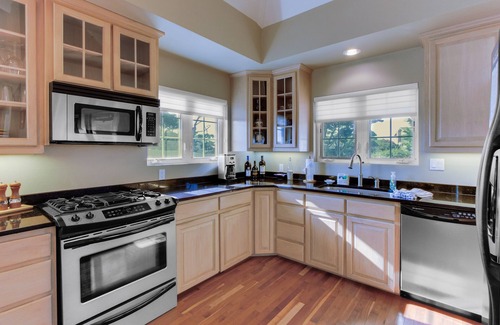 Bandon House | Charming home with tranquil & private deck - one block to beach