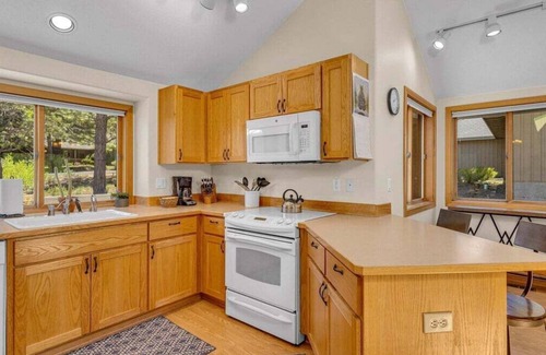 Deer Park House | Charming, Hot Tub, SHARC, A/C