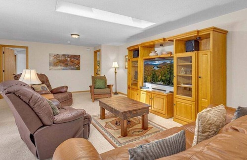 Deer Park House | Charming, Hot Tub, SHARC, A/C