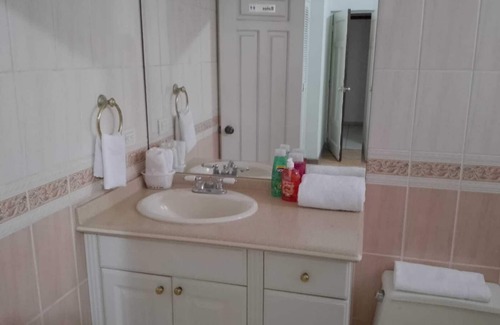 San Pedro Sula Hotel | Charming hotel in San Pedro Sula with Pool, Grilling area, AC & Ping Pong table