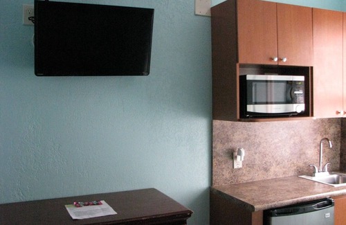 Hialeah House | Charming hotel studio with kitchenette and WiFi, AC in Hialeah Anchor #17