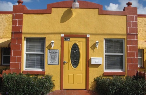 Hialeah House | Charming hotel studio with kitchenette and WiFi, AC in Hialeah Anchor #17