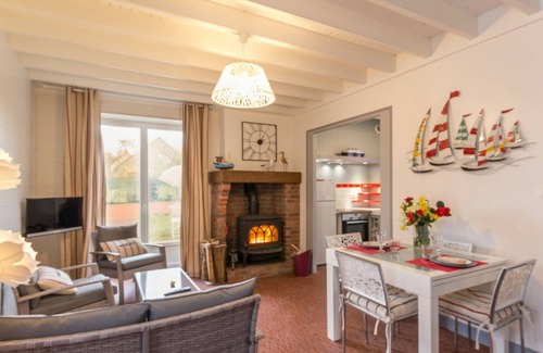 Saint-Pair-sur-Mer Cottage | Charming house with enclosed garden, WiFi, pets allowed, and parking