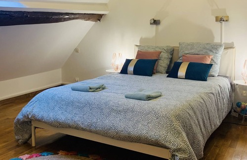 Vaureal House | ☘️🌷Charming House Design with Private Balcony 🚙🌷🍀