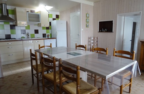 Le Chateau-d'Oleron House | Charming house for 8 to 9 people le chateau d'oléron with WIFI .