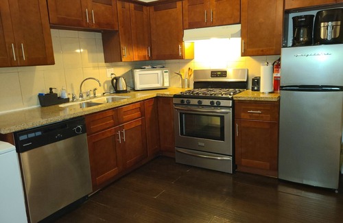 Northwest Torrance House | Charming House in a Beach City - Torrance CA - AC - Kitchen - Internet - Private