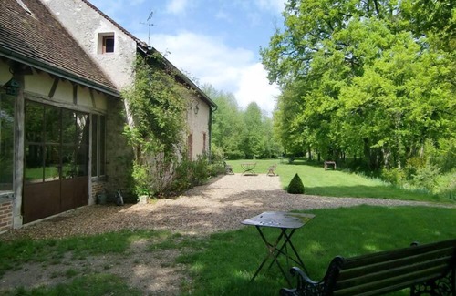 Chatenoy House | Charming house on a property with pond near the forest