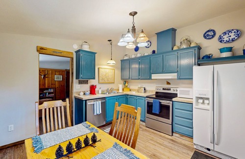 Guffey House | Charming house w/mountain & valley views, W/D, fenced in backyard