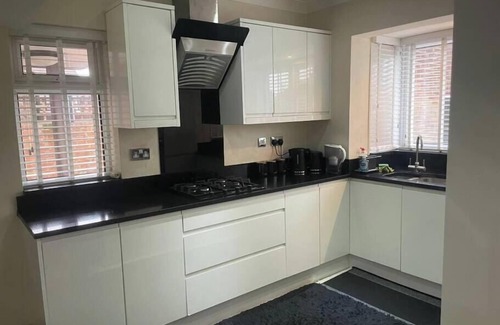 Hillingdon House | Charming House with Garden - Sleeps 6 & Parking