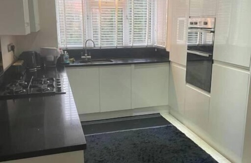 Hillingdon House | Charming House with Garden - Sleeps 6 & Parking