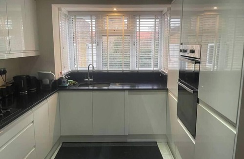 Hillingdon House | Charming House with Garden - Sleeps 6 & Parking