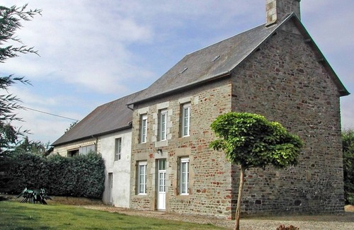 Notre-Dame-du-Touchet Cottage | Charming House with Fireplace, Garden, and BBQ - Sleeps 8 in Peaceful Countryside