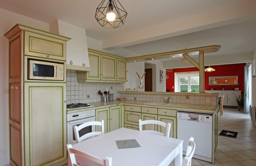 Ravenoville Cottage | Charming House with Terrace, BBQ & Parking Near Historic Sites