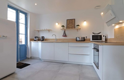 Le Sap Cottage | Charming House with Enclosed Garden, Kid's Play Area, and Electric Car Charging - Central Location