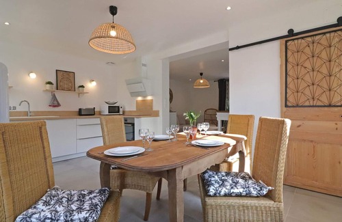Le Sap Cottage | Charming House with Enclosed Garden, Kid's Play Area, and Electric Car Charging - Central Location
