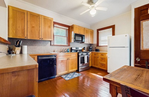 Buda House | Charming house with porch, full kitchen, located in the historic downtown Buda
