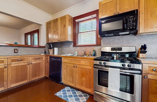 Buda House | Charming house with porch, full kitchen, located in the historic downtown Buda