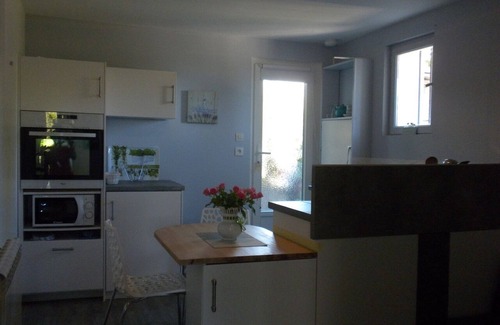 Pierrevert Apartment | Charming independent studio with swimming pool.