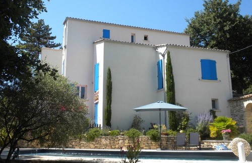 Pierrevert Apartment | Charming independent studio with swimming pool.