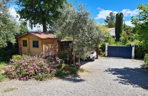 Pierrevert Apartment | Charming independent studio with swimming pool.