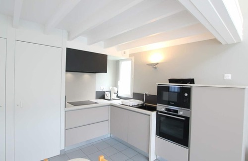Biville Cottage | Charming Independent House with Terrace, Near Beach and GR223, Pet-Friendly, Full Amenities