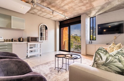 Flora Park Apartment | Charming Industrial-Chic Apartment with Views