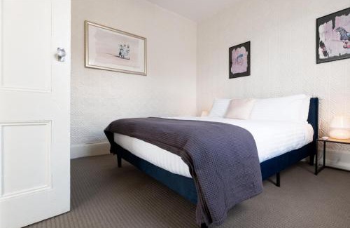Launceston CBD House | Charming Inner City Stay with parking & wifi