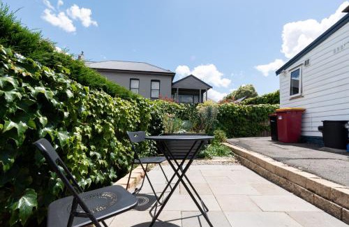 Launceston CBD House | Charming Inner City Stay with parking & wifi