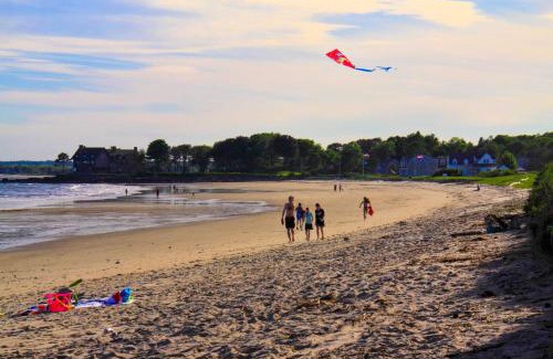 Kennebunk House | Charming Jacuzzi-Suite - Walk to Parsons Beach!