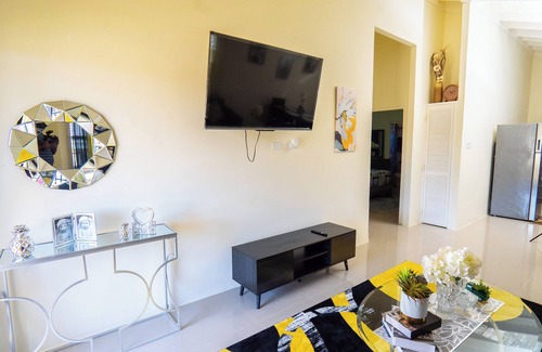 Falmouth House | Charming 2-bedroom house with pool, gym, room, 5 minutes away from attractions