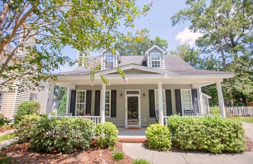 Mount Pleasant House | Charming Kid-Friendly Cottage. Minutes to Beach, Downtown, Boone Hall & Laurel Hill County Park.