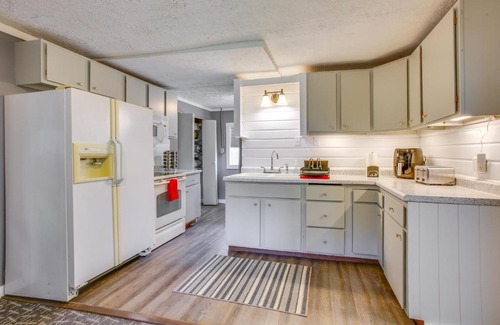 Lake Ann Apartment | Charming Lake Ann Apartment - Walkable Location!