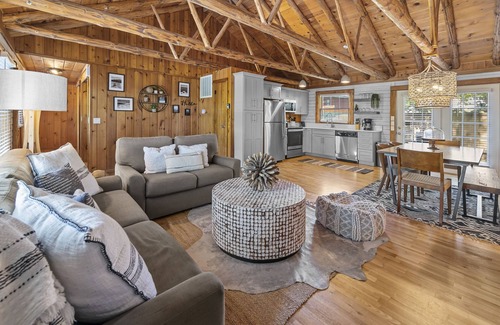 Indian Point Cabin | Charming Lake Cabin on Table Rock Lake – Free Golf Cart, Silver Dollar City
