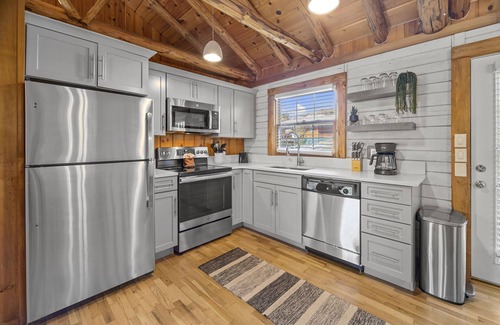 Indian Point Cabin | Charming Lake Cabin on Table Rock Lake – Free Golf Cart, Silver Dollar City