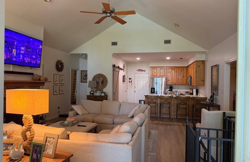 Little Kowaliga Cabin | Charming lake cabin on beautiful Lake Martin - 6 bedrooms, sleeps 17