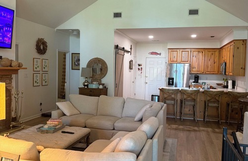 Little Kowaliga Cabin | Charming lake cabin on beautiful Lake Martin - 6 bedrooms, sleeps 17