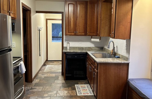 Wild Rose House | Charming Lake House!