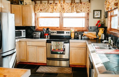 Gypsum House | Charming lake house with spectacular views of Sweetwater Lake!