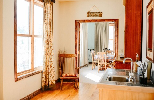 Gypsum House | Charming lake house with spectacular views of Sweetwater Lake!