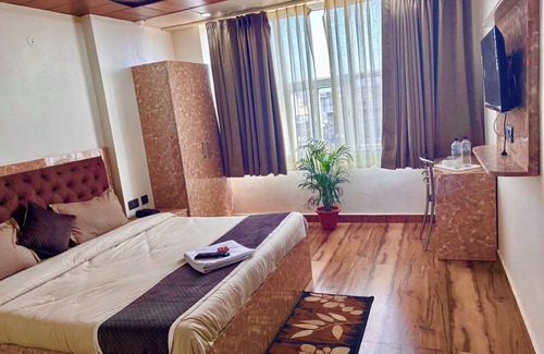 Pink City Hotel | Charming Lake View hotel in marvelous Jaipur with WiFi, AC