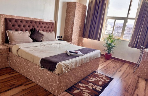 Pink City Hotel | Charming Lake View hotel in marvelous Jaipur with WiFi, AC