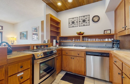 Chelan Condo | Charming Lakefront Condo with a Shared Pool and Hot Tub, Dock, and Free WiFi