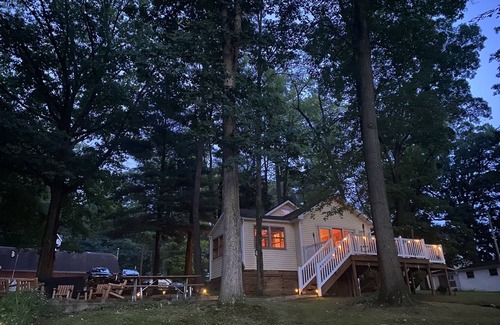 Vandalia Cottage | Charming Lakefront Cottage