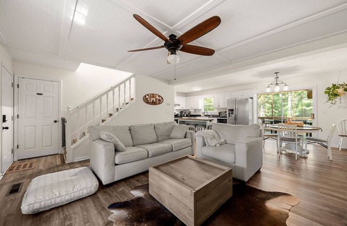 Gainesville House | Charming Lakehouse/w boat dock and heated pool
