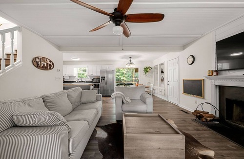 Gainesville House | Charming Lakehouse/w boat dock and heated pool